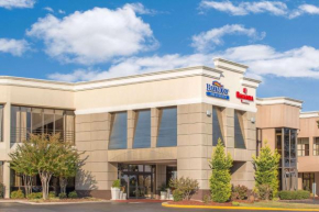 Гостиница Ramada Plaza by Wyndham Fayetteville Fort Bragg Area  Фейетвилл